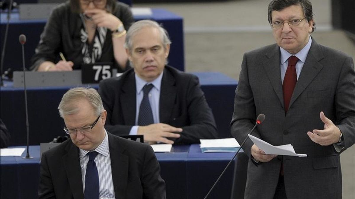 El presidente de la Comisión Europea, Jose Manuel Durao Barroso (d), interviene en pleno de la Eurocámara hoy, martes 5 de abril. EFE/Archivo