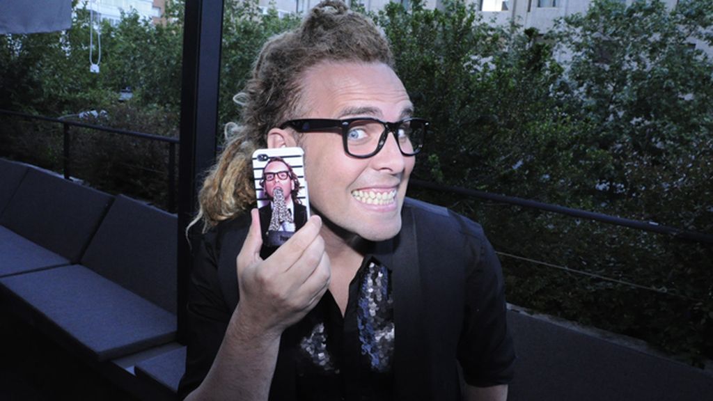 Quique Jiménez "Torito" nos sorprendió con su "personal" funda para el movil