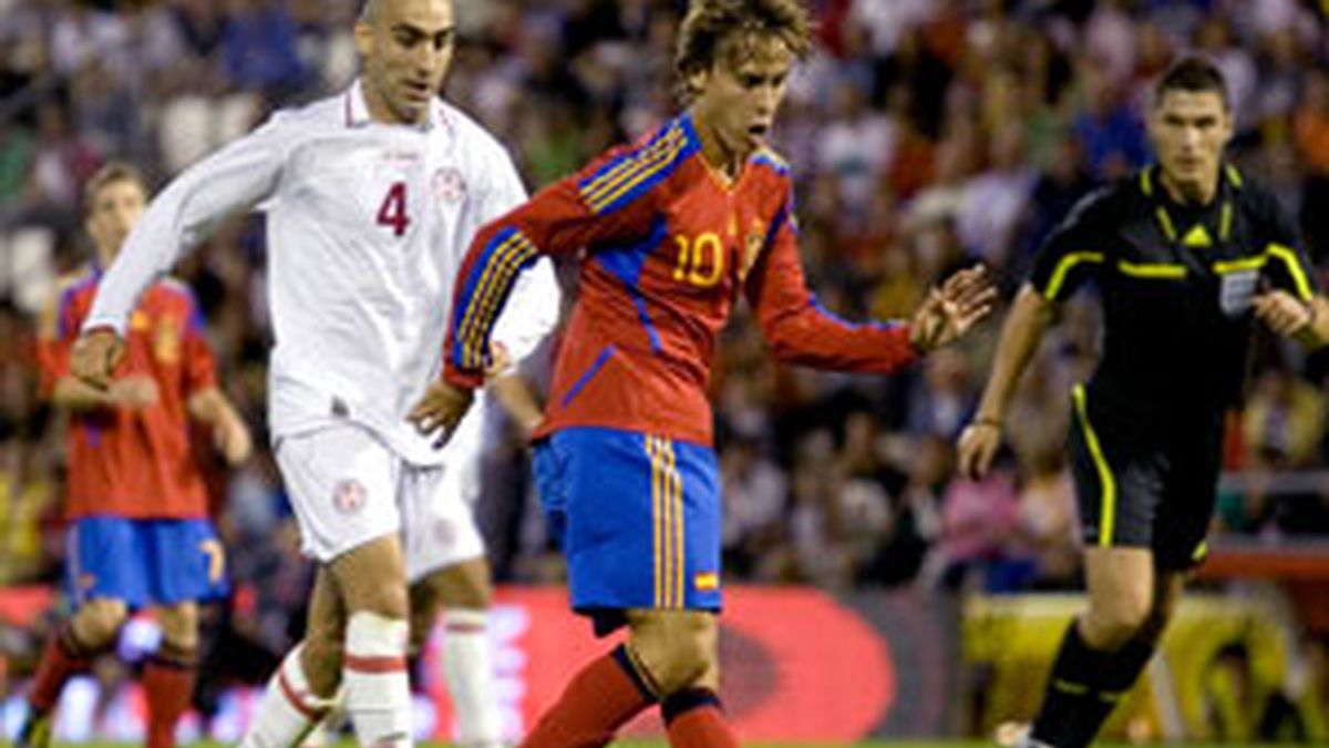 La Rojita se mantiene líder provisional de Grupo tras un doblete de Sergio Canales. Foto: EFE La Rojita se mantiene líder provisional de Grupo tras un doblete de Sergio Canales. Foto: EFE