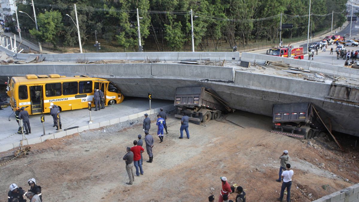 Un viaducto aplasta un autobús y deja dos muertos en Belo Horizonte, Brasil