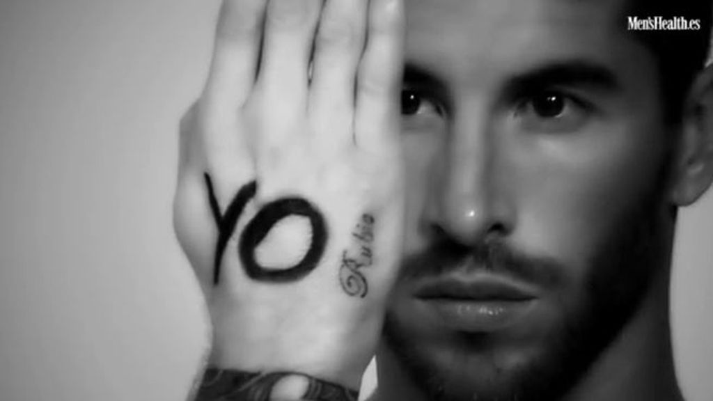 Sergio Ramos, posado de tatoos, músculos y... mensajito: "YO Rubio"