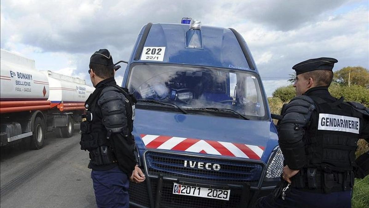 Dos gendarmes vigilan en una carretera de Francia. EFE/Archivo