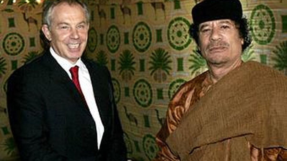 El dictador libio Muammar Gadafi y el primer ministro Tony Blair se dan la mano en un encuentro que sostuvieron en 2007, fecha en la que Reino Unido y Libia eran colaboradores, según documentos de HRW. Archivo AP