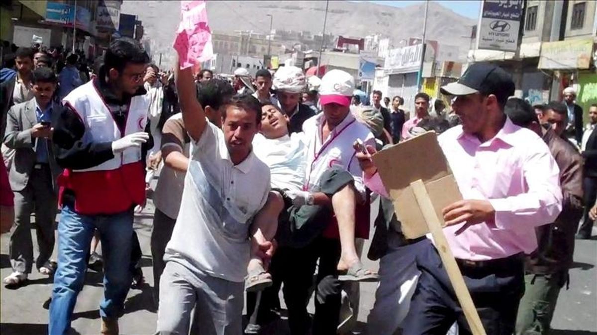 Manifestantes antigubernamentales trasladan a un herido durante una protesta en Saná, Yemen. Al menos catorce manifestantes resultaron heridos hoy, y dos fotógrafos fueron agredidos en Saná, durante una protesta de unas 1.500 personas contra el régimen del presidente yemení, Ali Abdalá Saleh, según fuentes de la oposición yemení.Los manifestantes resultaron heridos por las pedradas que lanzaron contra ellos partidarios del partido gobernante. EFE Manifestantes antigubernamentales trasladan a un herido durante una protesta en Saná, Yemen. Al menos catorce manifestantes resultaron heridos hoy, y dos fotógrafos fueron agredidos en Saná, durante una protesta de unas 1.500 personas contra el régimen del presidente yemení, Ali Abdalá Saleh, según fuentes de la oposición yemení.Los manifestantes resultaron heridos por las pedradas que lanzaron contra ellos partidarios del partido gobernante. EFE