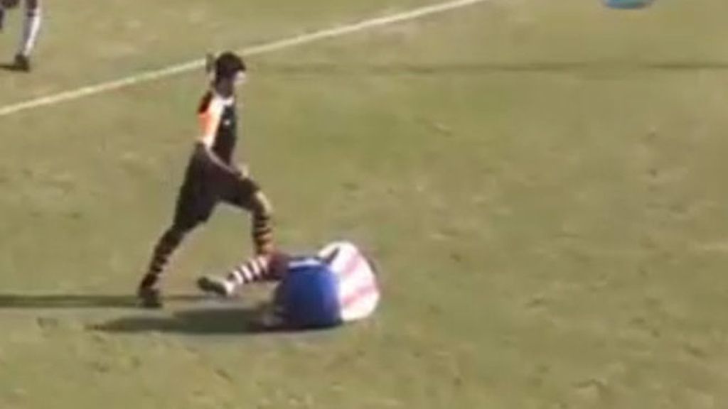 Brutal patada a un rival en un partido de fútbol en Turquía