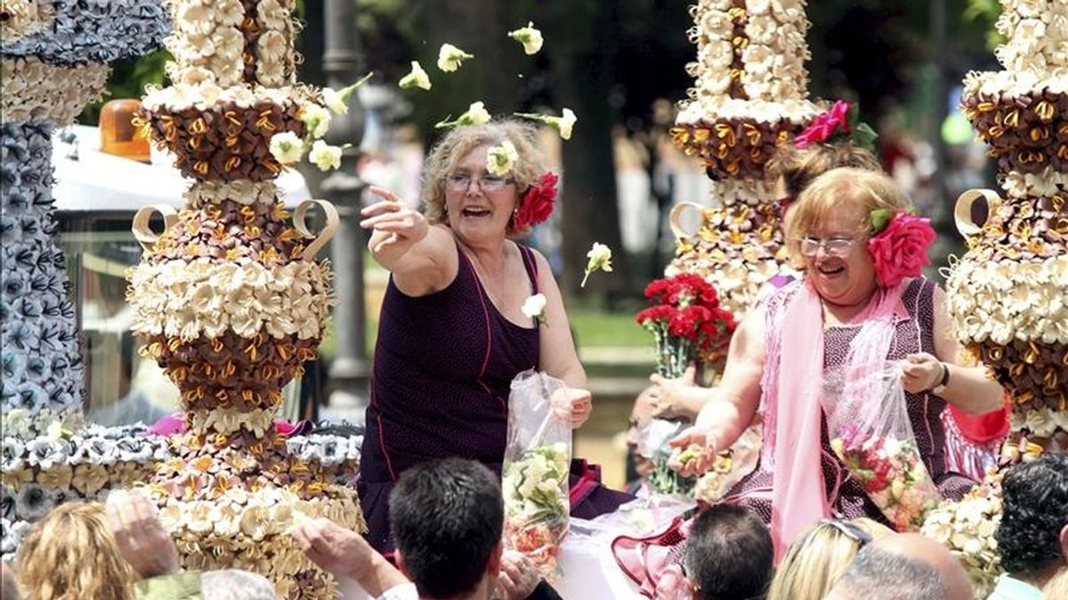 Cientos de personas se congregan en la batalla de las flores, que da el pistoletazo de salida del Mayo Festivo Cordobés y que se celebra hoy en Córdoba. EFE