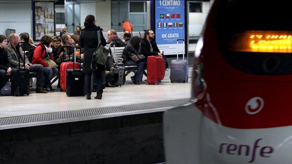 En la imagen de ayer, la estación ferroviaría de Sants, donde la protesta laboral de los maquinistas de las líneas de Cercanías de Renfe está provocando retrasos en la circulación de trenes de entre media hora y una hora en toda la red, así como aglomeraciones de viajeros en los andenes. EFE