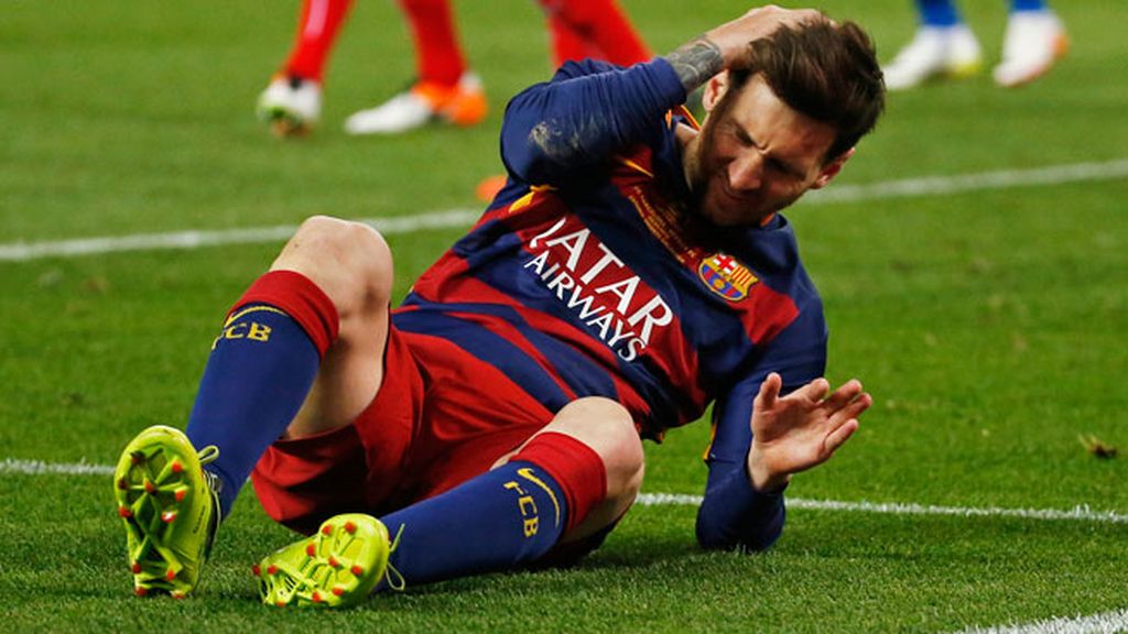 ¡Tremendo choque entre Carriço y Messi! Golpe en la cabeza en un balón dividido