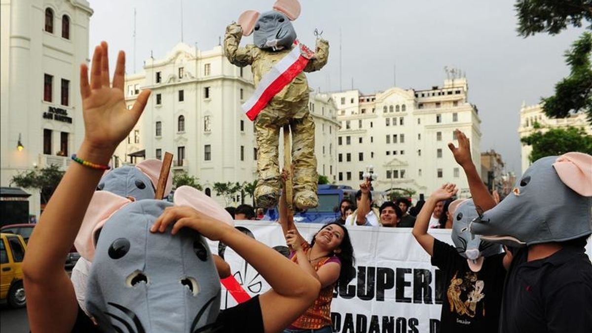 Manifestantes disfrazados marchan este 1 de febrero durante una protesta contra la corrupción realizada en la Plaza de Armas de Lima (Perú). EFE