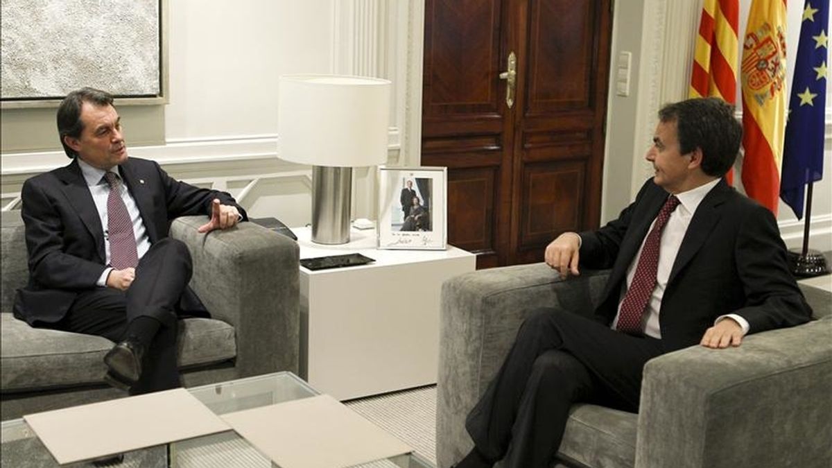 El presidente del Gobierno, José Luis Rodríguez Zapatero (d), y el presidente de la Generalitat de Cataluña, Artur Mas, durante la reunión que ambos han mantenido esta tarde en el Palacio de la Moncloa. EFE