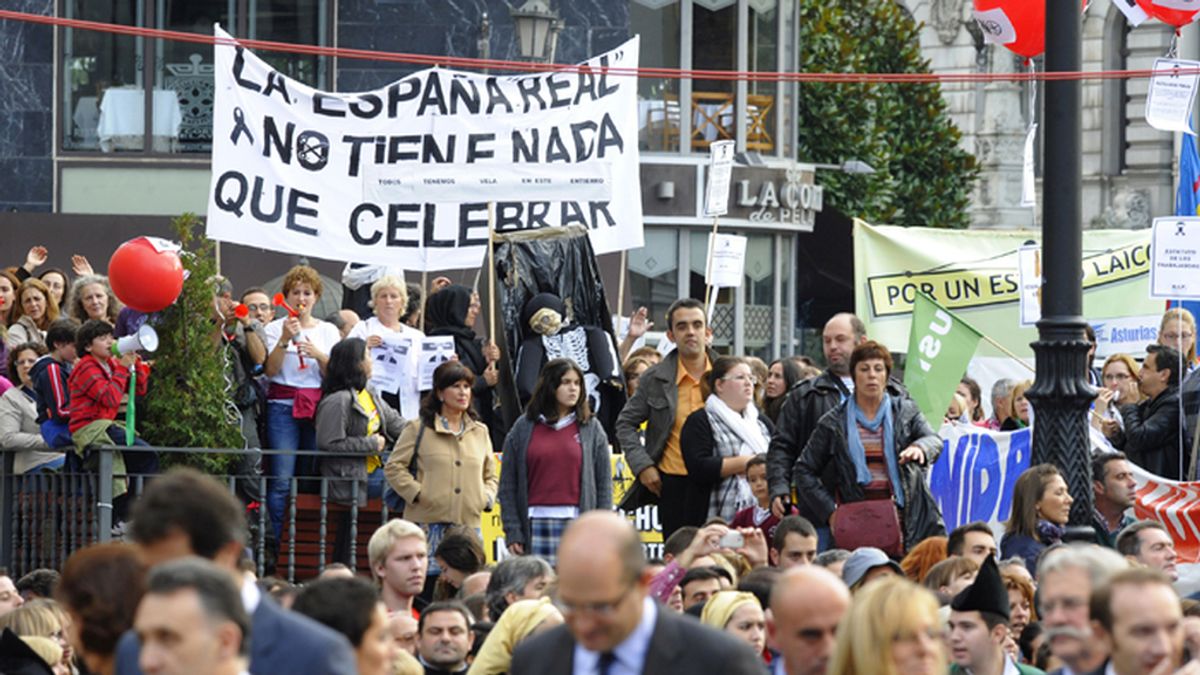 Protestas en Oviedo contra los recortes en los prolegómenos de la entrega de los Premios Príncipe de Asturias 2012