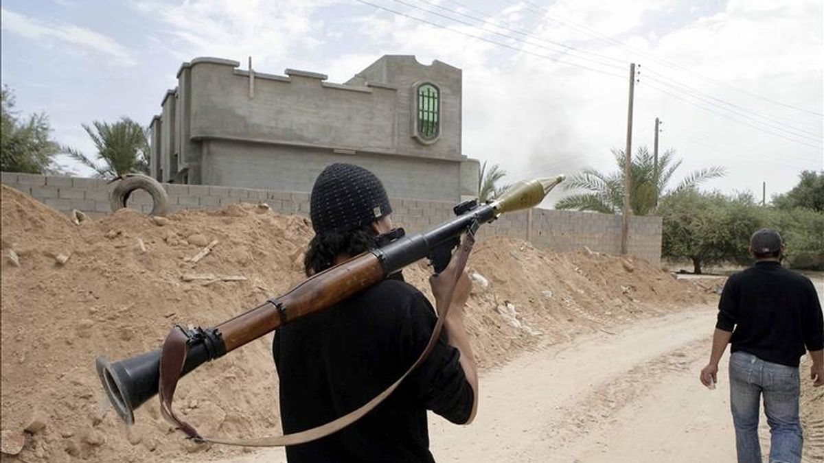 Rebeldes libios caminan por una calle durante un enfrentamiento contra fuerzas gadafistas en Misrata (Libia), el pasado sábado 30 de abril. EFE/Archivo