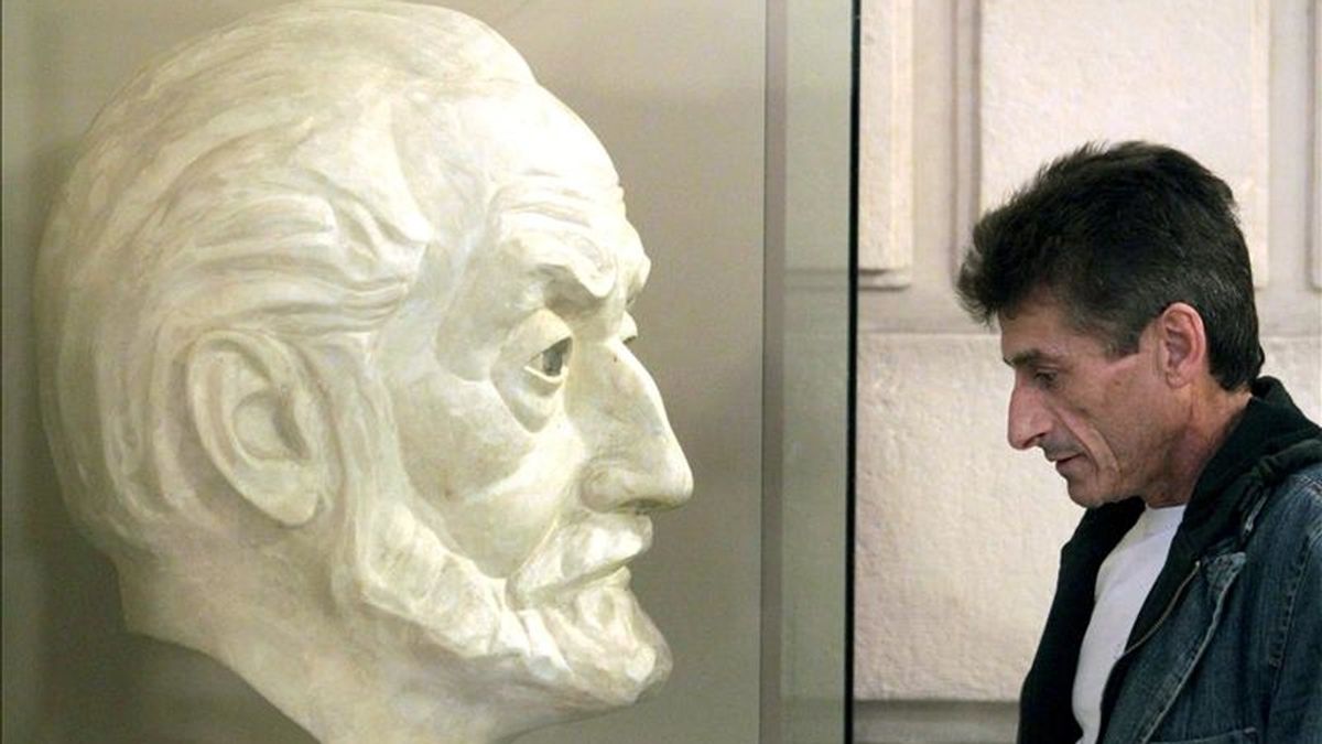 Un hombre observa el busto del escritor de Miguel de Unamuno. EFE/Archivo