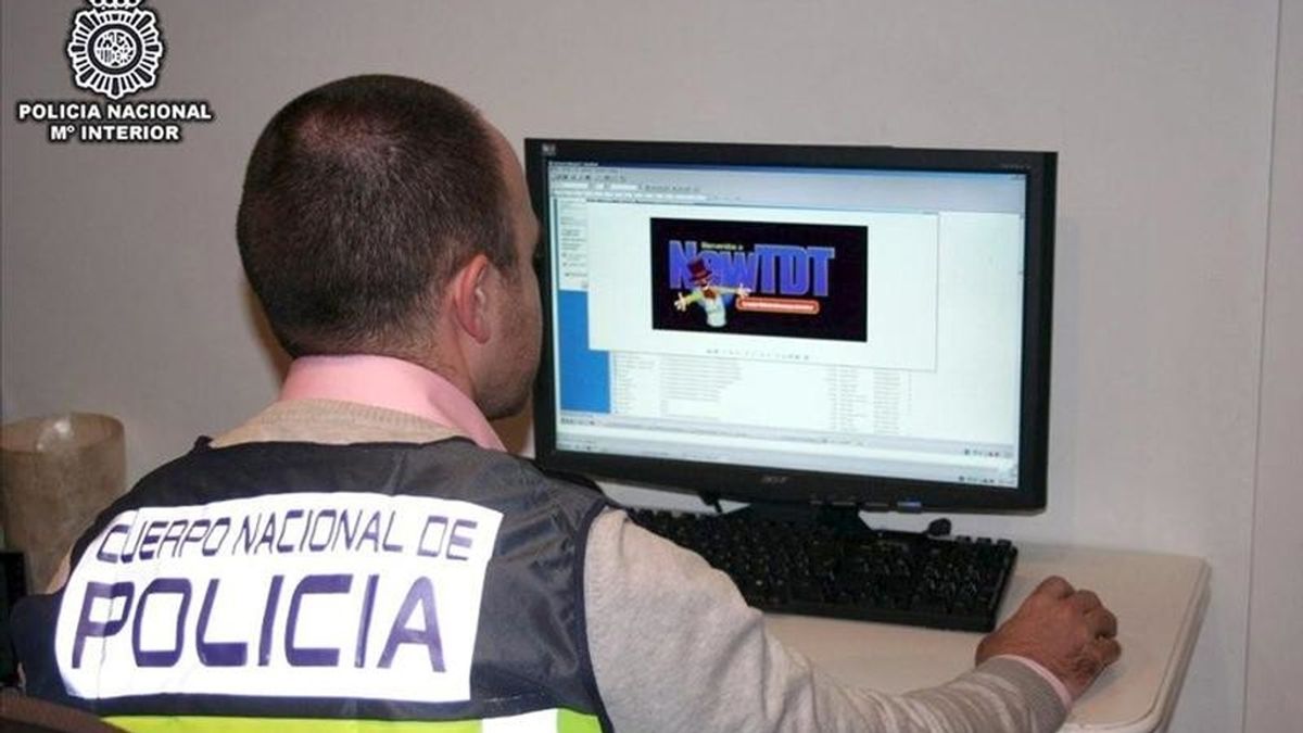 Policía investigando programas pirateados. EFE/Archivo