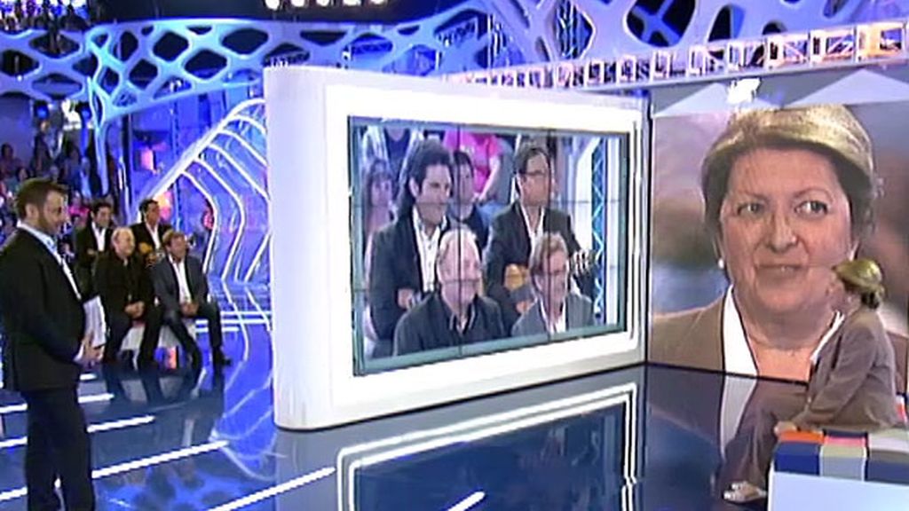 Rocío, la hija de Carmen, quiere animar a su madre con su grupo favorito