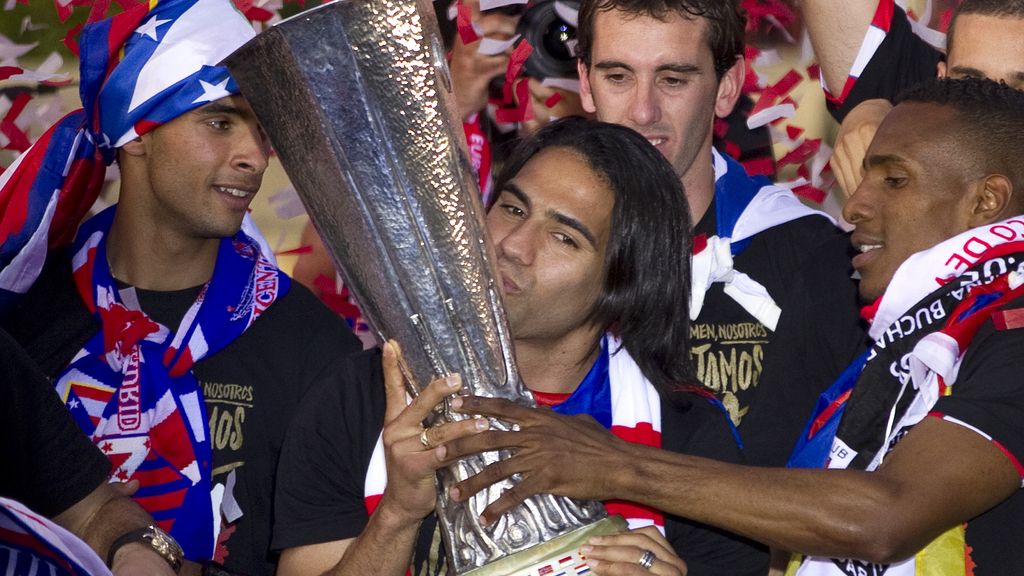 El tigre Falcao besando la copa de Europa
