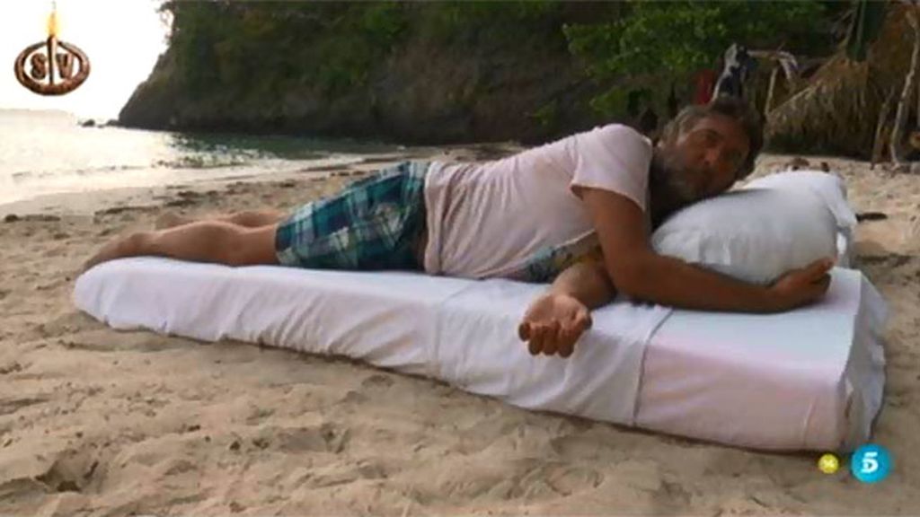 Los supervivientes disfrutan de su recompensa: una cama en la playa