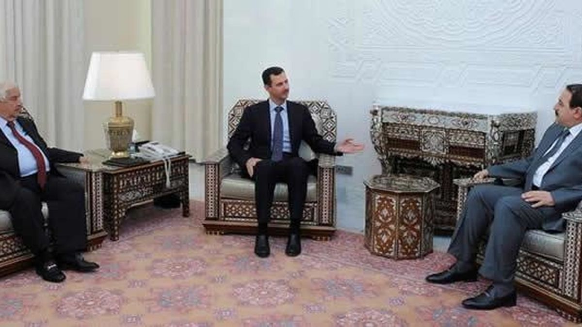 El ministro, a la izquierda del presidente sirio. Foto: EFE / Archivo.