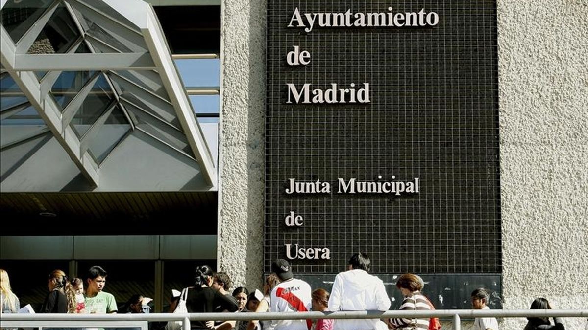 Un grupo de bolivianos residentes en España hacen cola en Madrid para registrarse en el padrón. EFE/Archivo