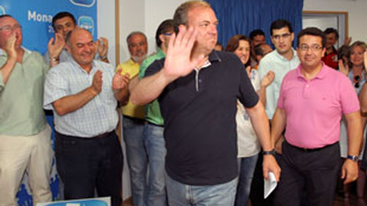El próximo presidente de Extremadura, a su llegada a la rueda de prensa. Video: Informativos Telecinco El próximo presidente de Extremadura, a su llegada a la rueda de prensa. Video: Informativos Telecinco
