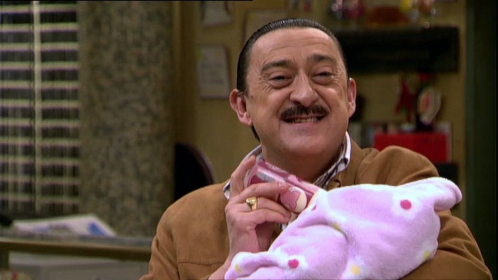 Dejan un cesto con una niña en el 'Bar Reynold's'