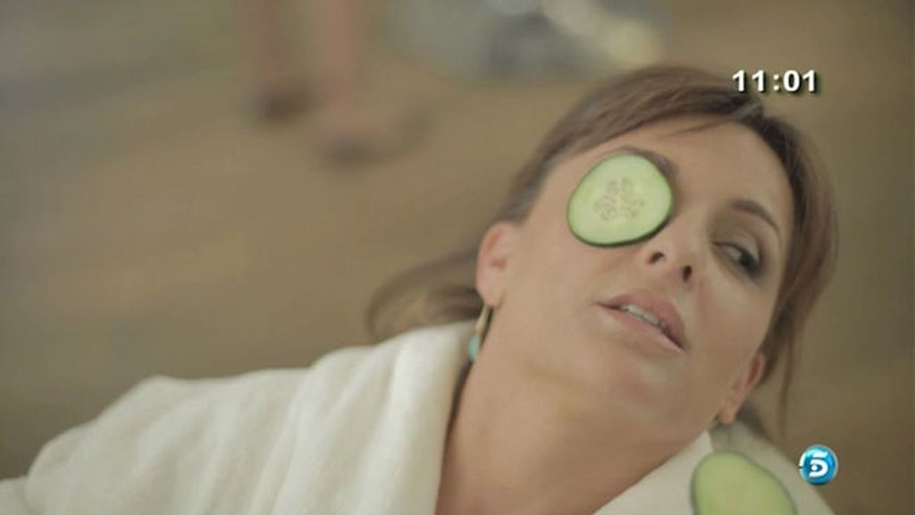 Paloma Barrientos, Marisa Martín Blázquez, Beatriz Cortázar, Paloma García Pelayo y Miguel Ángel Nicolas, cotilleos en la peluquería