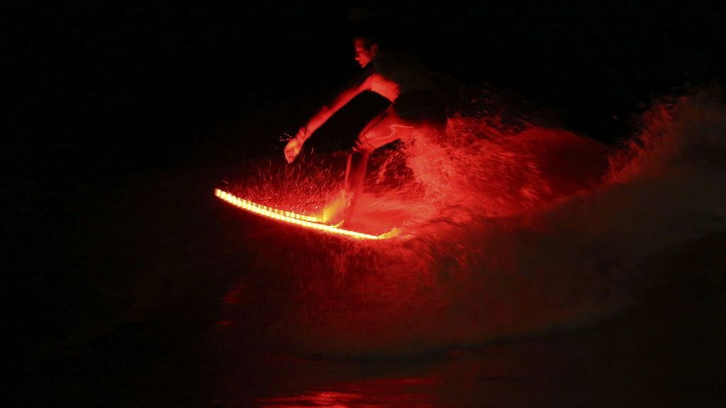 Surf y espectáculo, unidos en la playa de Patos, Vigo