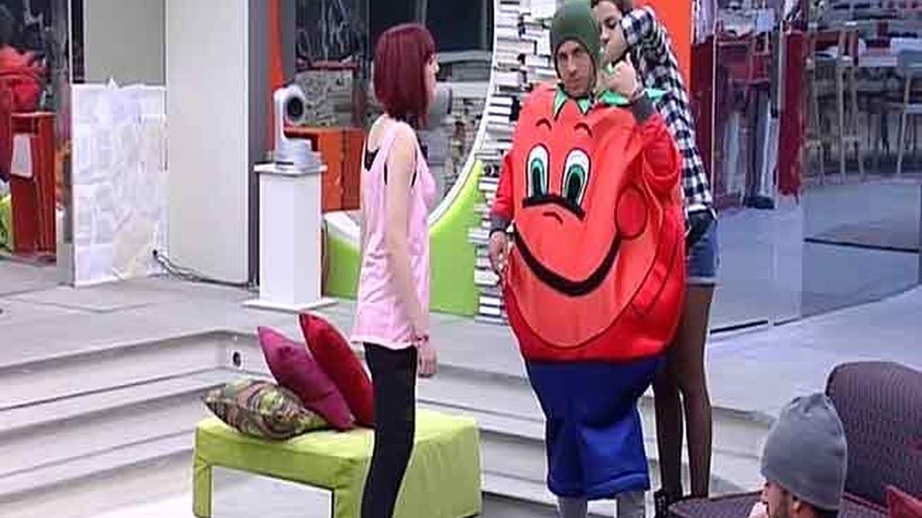 Los concursantes se disfrazan de la mascota del Mundial del ’82