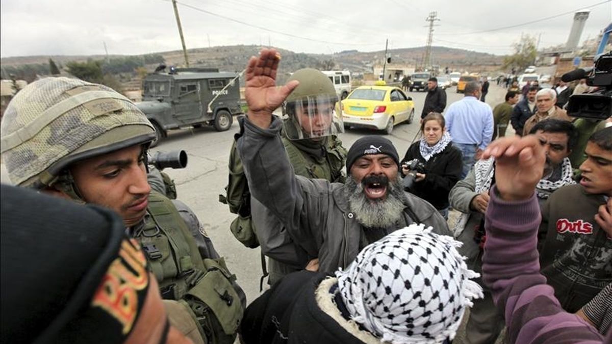 Un protestante discute con un soldado israelí durante la manifestación palestina y de activistas por la paz contra el polémico muro de separación, en el pueblo cisjordano de Beit Omar. EFE/Archivo Un protestante discute con un soldado israelí durante la manifestación palestina y de activistas por la paz contra el polémico muro de separación, en el pueblo cisjordano de Beit Omar. EFE/Archivo