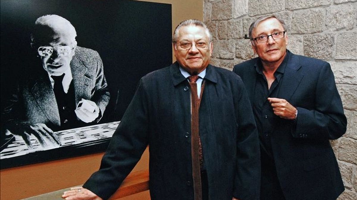 Los hijos de Centelles, Sergi (i) y Octavi, posan ante una foto de su padre y mostrada en la exposición 'Agustí Centelles. Las vidas de un fotógrafo (1909-1985)'. EFE/Archivo