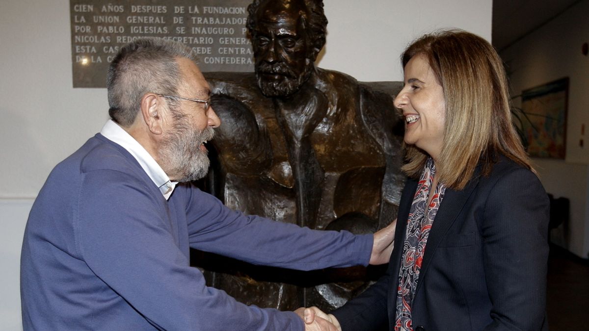El líder de la UGT, Cándido Méndez, saluda a la ministra empleo, Fátima Báñez, a su llegada a a sede del sindicato en Madrid.