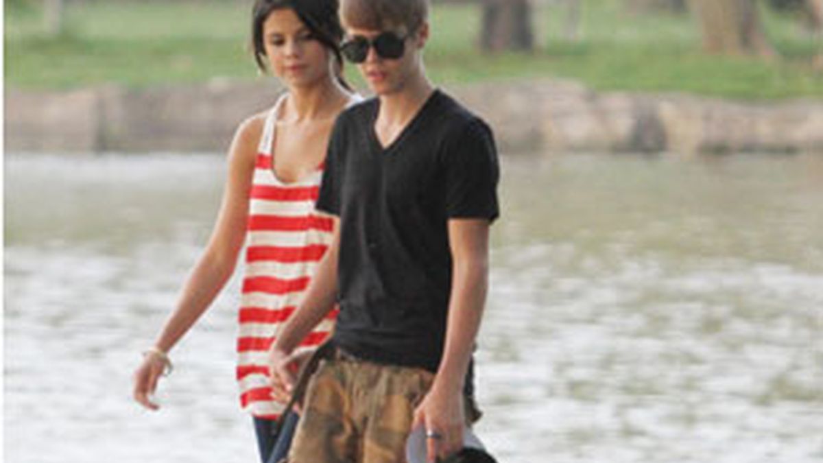 Justin Bieber y Selena Gómez, paseo romántico por Toronto. Foto: Gtres Justin Bieber y Selena Gómez, paseo romántico por Toronto. Foto: Gtres
