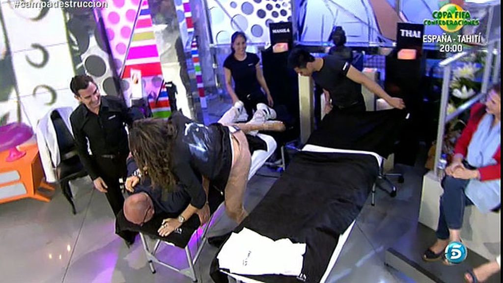 La presentadora casi acaba en el suelo