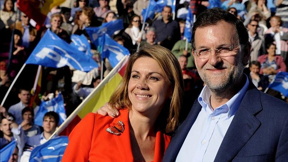 El presidente del PP, Mariano Rajoy y la candidata del partido a la presidencia de Castilla-La Mancha, María Dolores Cospedal, ayer. EFE