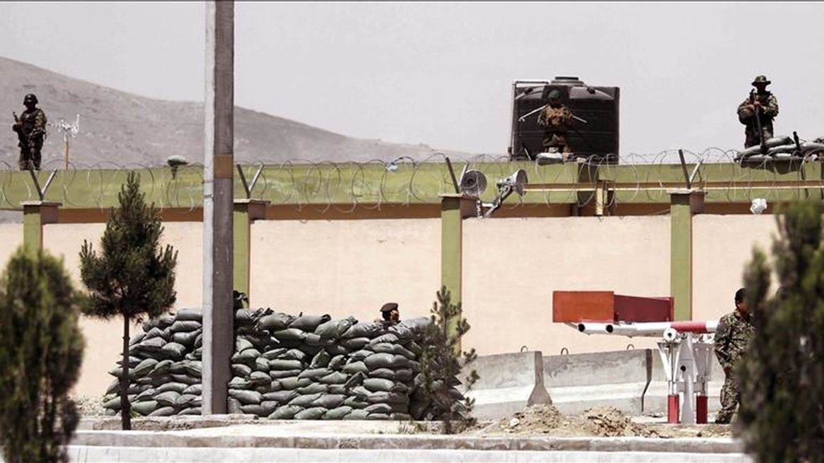 Soldados afganos vigilan una base aérea militar cercana al aeropuerto internacional de Kabul, Afganistán. EFE