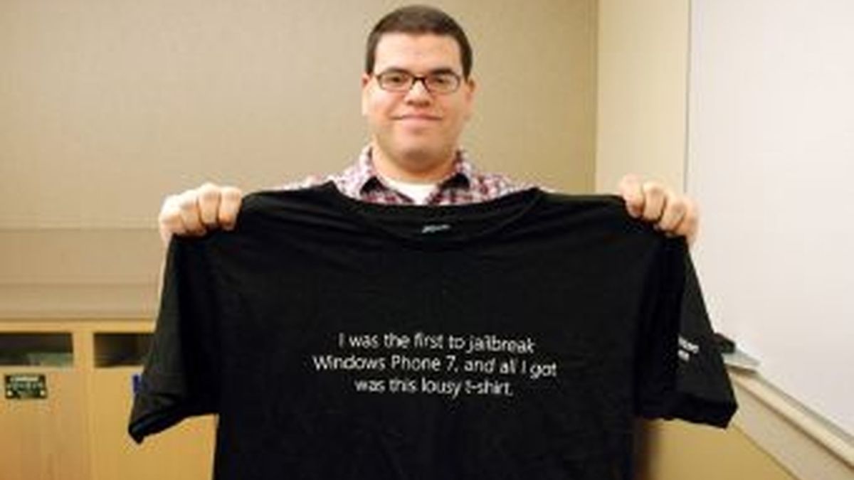 La camiseta que regaló Microsoft al grupo de desarrolladores que hackeó el Window phone 7.