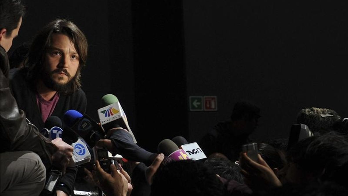 El actor y director mexicano Diego Luna habla con la prensa durante la presentación de la obra teatral "Incendios", de la cual es productor, en el recinto cultural Arena Coyoacán en Ciudad de México. EFE