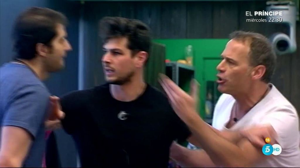 Carlos, en su fuerte discusión con Julián: "No te enterarás tú, que estás tarado"