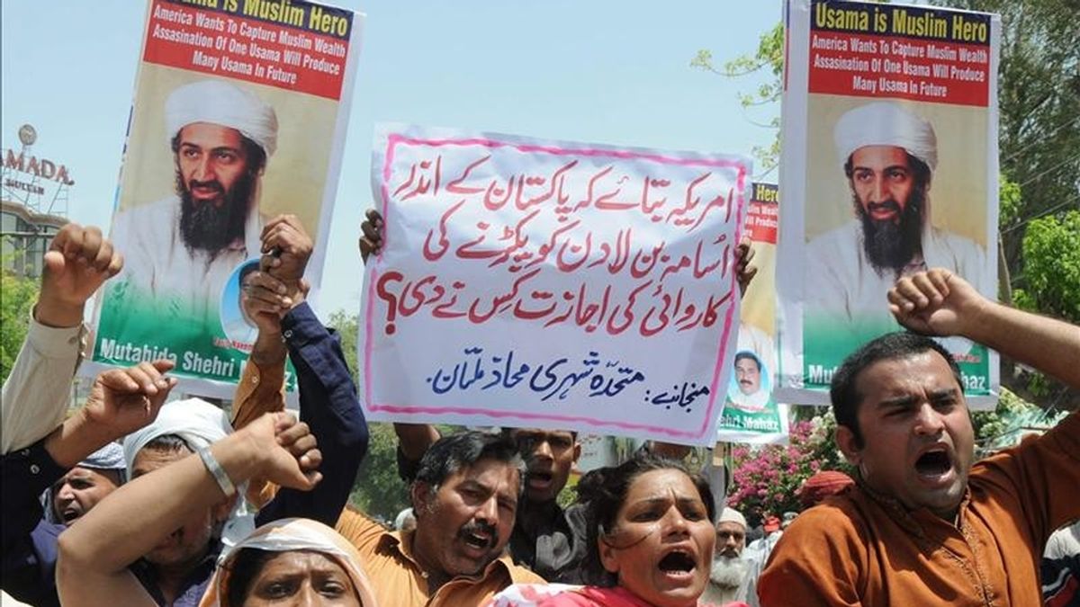 Paquistaníes gritan consignas contra la muerte de Osama bin Laden, el fallecido líder de la red terrorista Al Qaeda, durante una manifestación en Multan (Pakistán). EFE