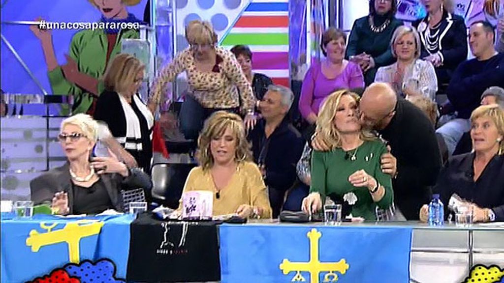 Rosa Benito recibe besos del público y de sus compañeros