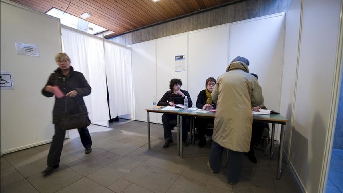 Varios ciudadanos islandeses depositan su papeleta en una urna en el centro de votaciones de Reykjavik (Islandia), el 6 de marzo de 2010. Los islandeses votan hoy nuevamente en referendum sobre los 5.4 billones de dólares que tienen que devolver a los inversores ingleses y holandeses después del colpaso del banco de Islandia. EFE/Archivo
