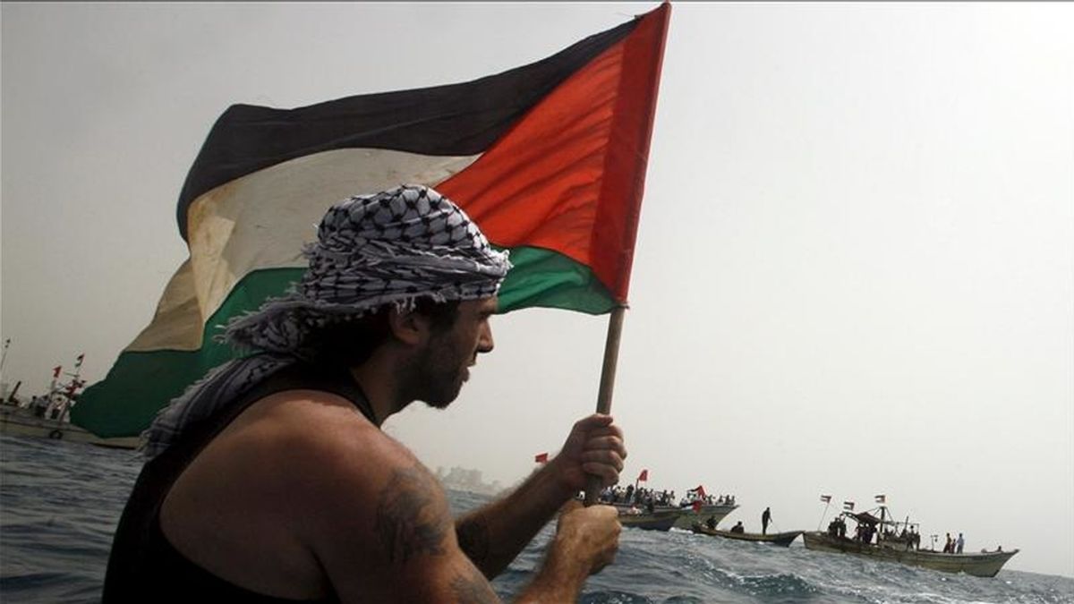 El activista italiano Vittorio Arrigoni mientras participa en una protesta en una barca en la costa de la Franja de Gaza. EFE/Archivo