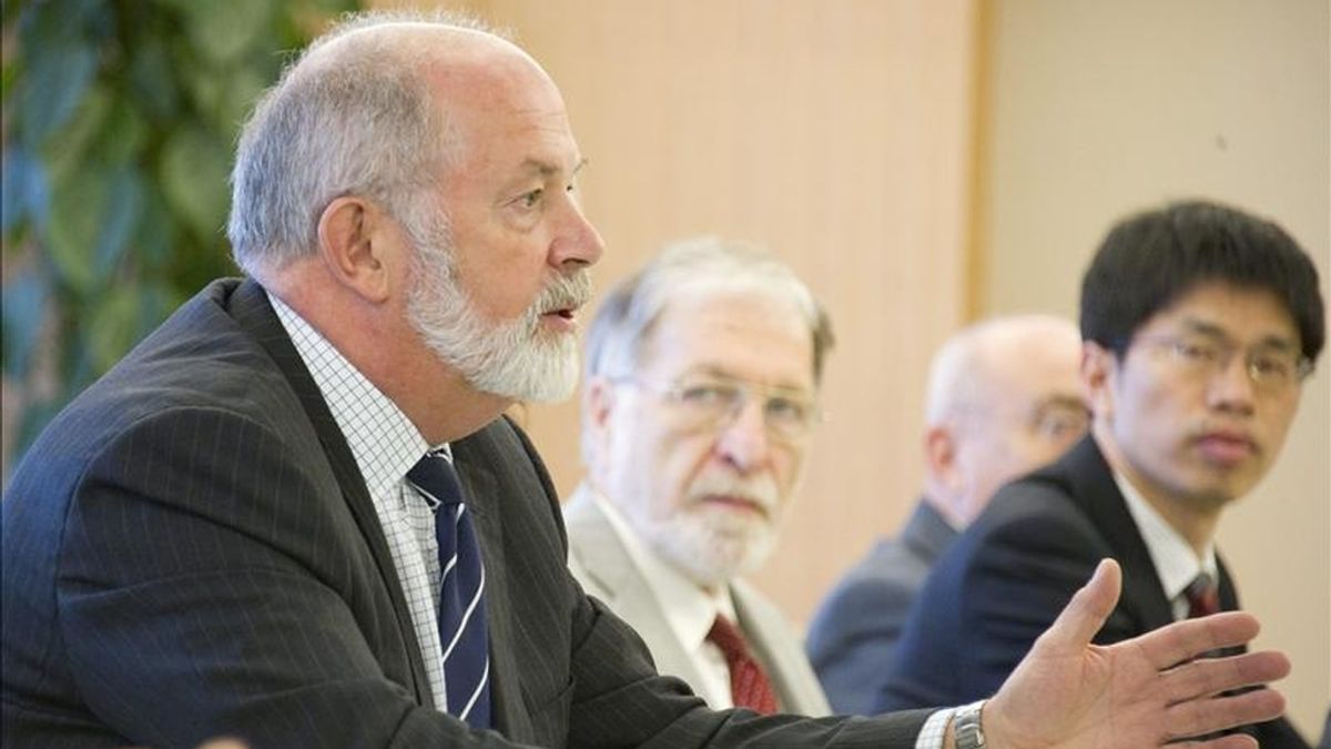 El líder de la misión de análisis del Organismo Internacional de Energía Atómica (OIEA), Michael William Weightman (i), durante la reunión que celebraron en Tokio (Japón), el pasado miércoles 24. EFE