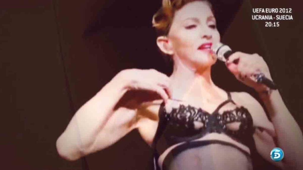 Madonna enseña un pecho durante un concierto
