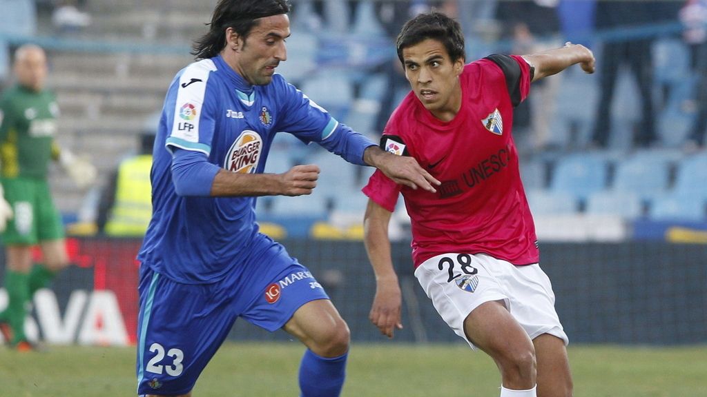 El centrocampista del Getafe CF Juan Rodríguez pugna por el balón con el mediocentro del Málaga CF José Luis García "Recio"