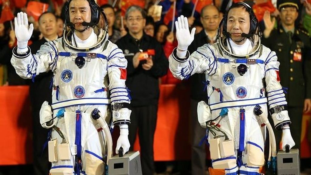 China pone en órbita su mayor misión espacial tripulada hasta la fecha