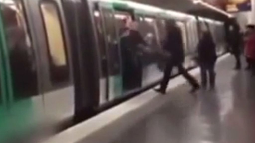 Aficionados del Chelsea impiden entrar en el metro a un pasajero negro