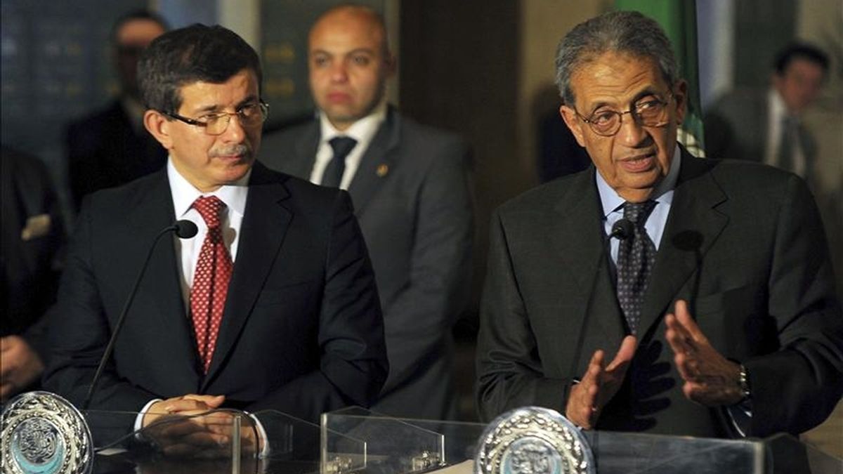 El ministro turco de Exteriores, Ahmet Davutoglu (i), y el secretario general de la Liga Árabe, Amro Musa, en una rueda de prensa al término de la reunión celebrada hoy en El Cairo. EFE