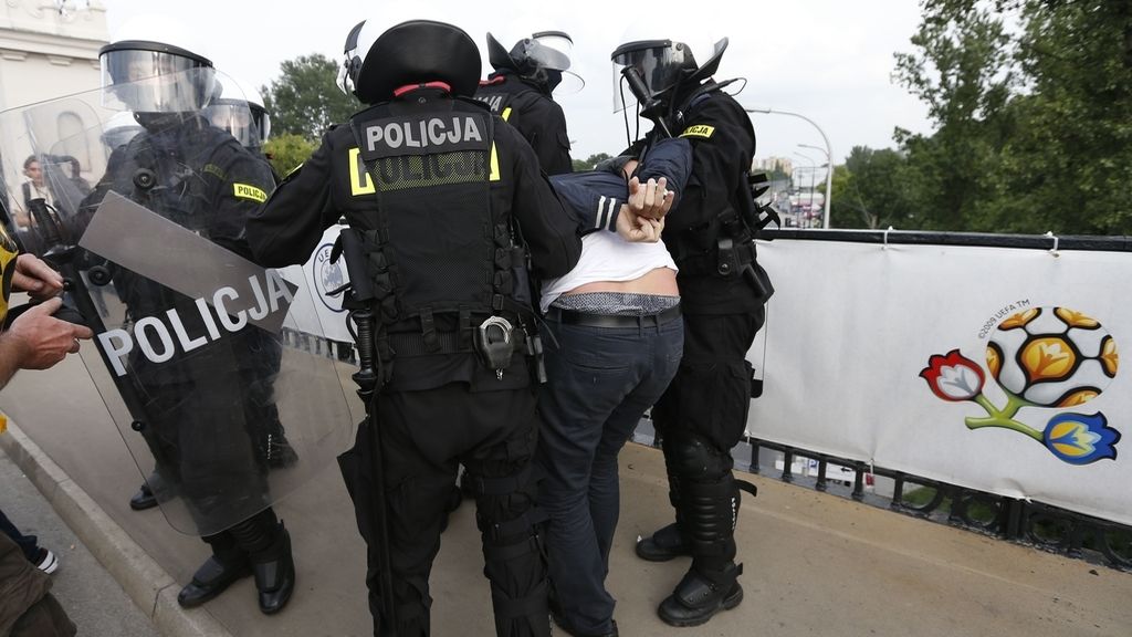 Peleas, destrozos, insultos racistas y detenciones