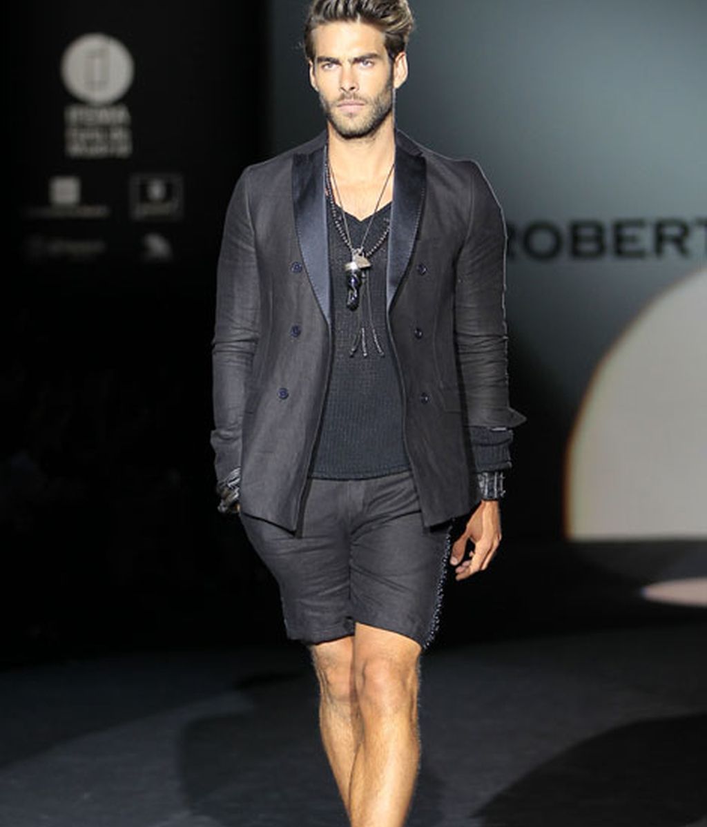 Kortajarena pone el broche a la sensualidad tribal de Roberto Verino